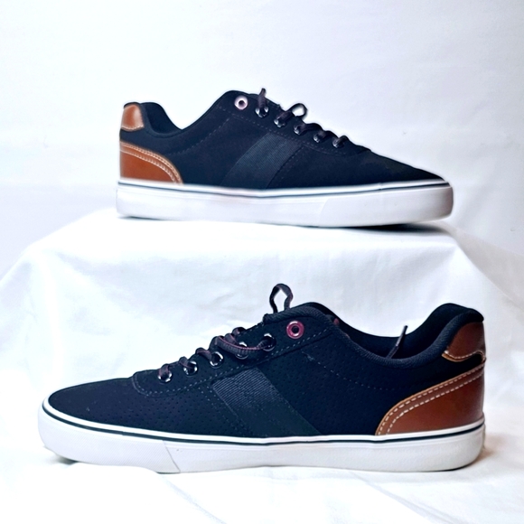 Men Levi Miles Perf Pu Shoes - Picture 1 of 8